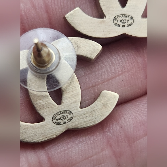 Classic CHANEL CC Stud Earrings - Picture 3 of 4